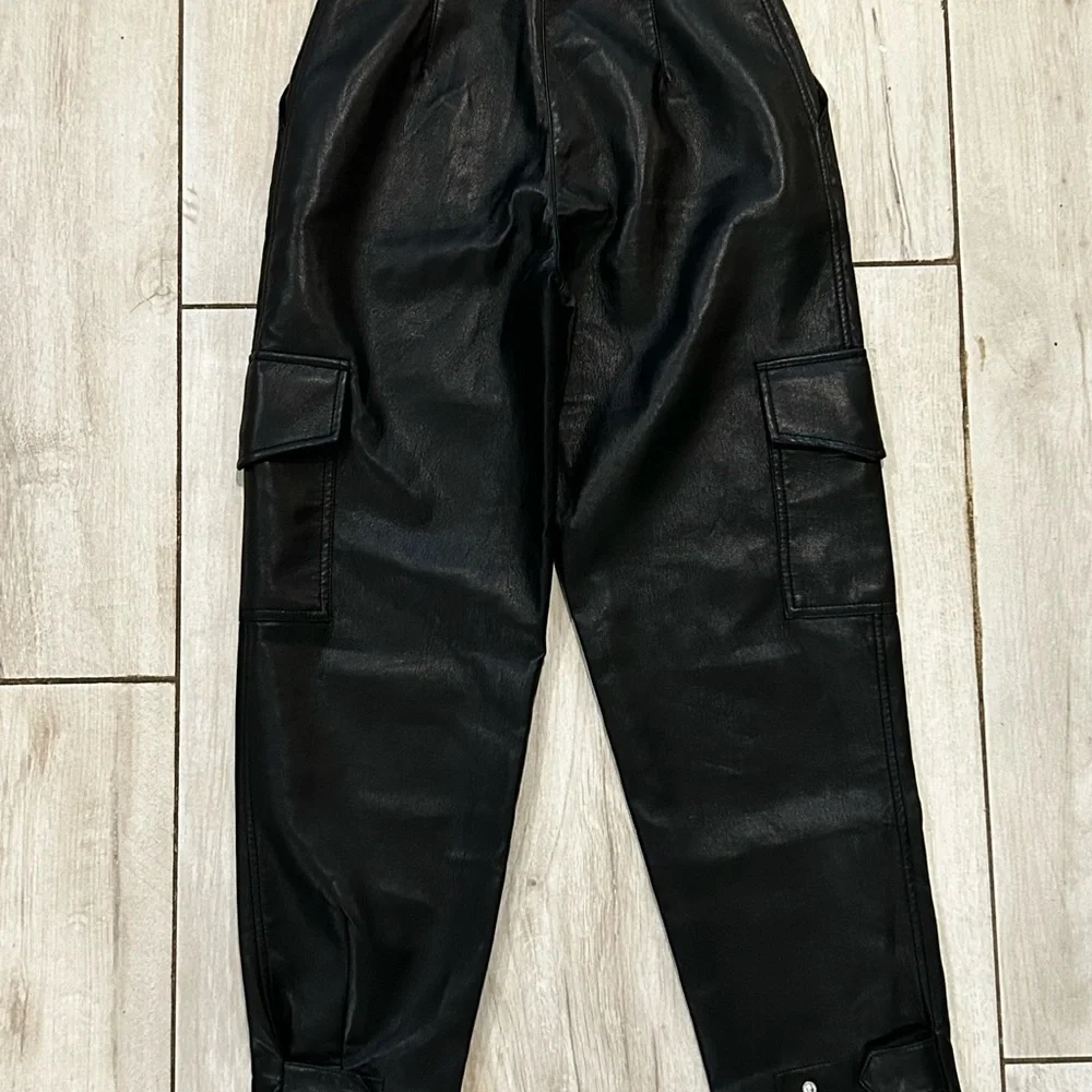 ARITZIA WILFRED VEGAN LEATHER HIGH
RISE TAPERED CARGO PANTS, size 2 - Picture 7 of 9